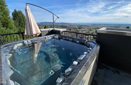 Dundee House | Panoramic Views, Hot tub, gas fireplace, luxurious