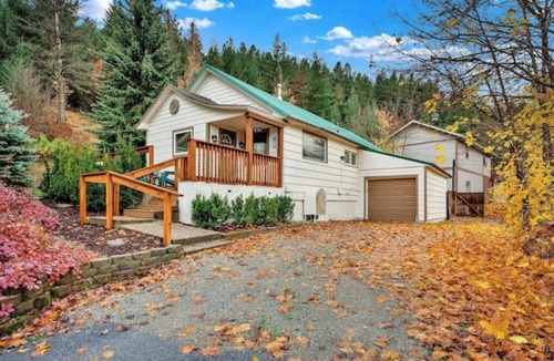 Kellogg House | Park Ave on the Hill w/new Hot Tub