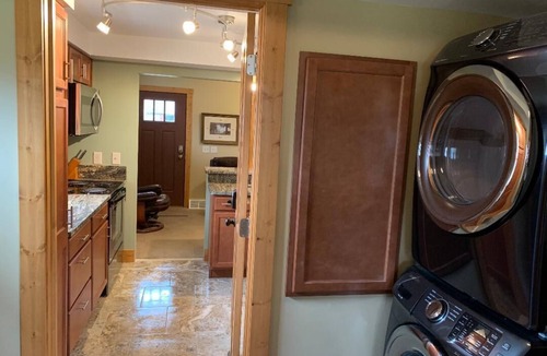 Lansing House | Park Right by Your Door -1 BR, 1 Bath, Full Kitchen, 1st Floor Laundry.