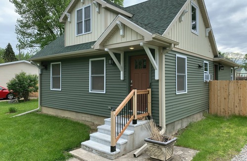Lansing House | Park Right by Your Door -1 BR, 1 Bath, Full Kitchen, 1st Floor Laundry.