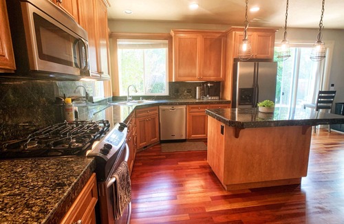 Starcrest House | Parkside 5B Retreat, Large yard w/bbq