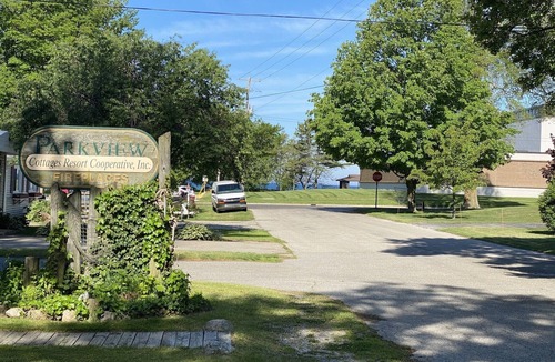 Ludington Cottage | Parkview Cottage #2 - 1/2 block to city beach