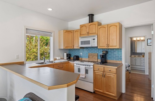 Richmond Beach Cottage | Peaceful 1-bedroom guest house 1 block from Puget Sound in Shoreline