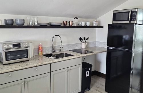 Manhattan House | Peaceful 1-bedroom upstairs loft in beautiful Manhattan