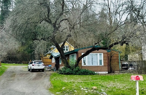 West Central House | Peaceful 2 bed retreat on the river. Very close to hospitals and DT Spokane!