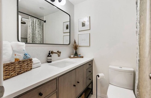 Arnada House | Peaceful 3-bdrm DT Vancouver Home