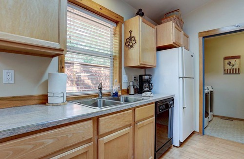 River West Cottage | Peaceful Bend Cottage Stay Near Drake Park and Century Drive