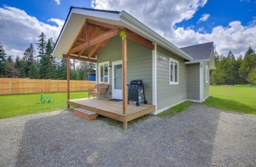 Bonners Ferry House | Peaceful Bonners Ferry Cabin w/Deck & Mtn Views!