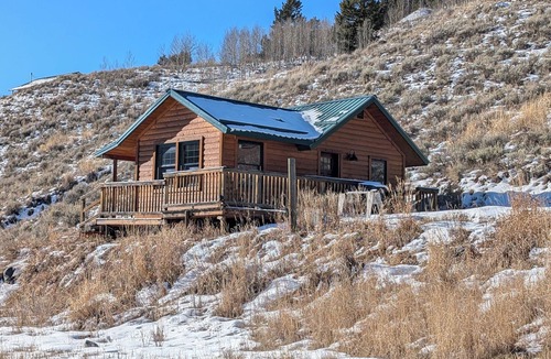Jardine Cabin | Peaceful Cabin for Two - Stunning Mountain Views - Wildlife Viewing