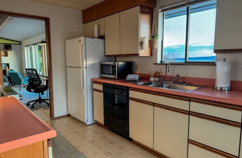 Anacortes House | Peaceful Cabin with Bay Views and Outdoor Hot-Tub in Washington