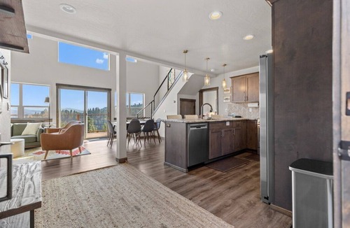 Worley House | Peaceful CdA Lakeview with kayaks, paddleboard, golf cart, salt hot tub, sleep 6
