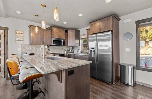 Worley House | Peaceful CdA Lakeview with kayaks, paddleboard, golf cart, salt hot tub, sleep 6