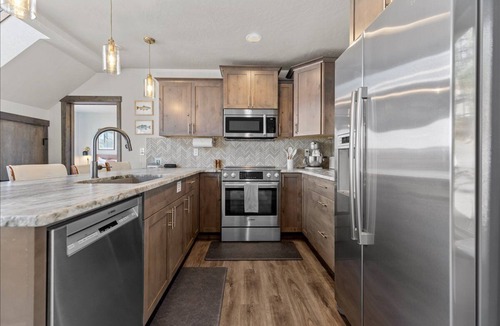 Worley House | Peaceful CdA Lakeview with kayaks, paddleboard, golf cart, salt hot tub, sleep 6