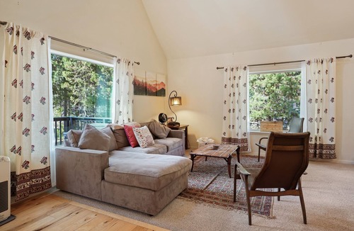 Oregon Water Wonderland Ski Chalet | Peaceful chalet with hot tub and fire pit
