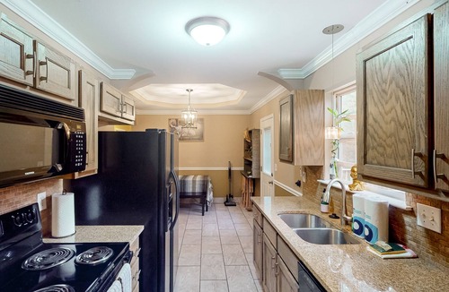 Madison House | Peaceful & charming dog-friendly getaway with deck & nature views - near golf