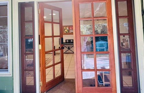 Cedar Heights Cottage | Peaceful City Retreat for Family & Groups, 3 parking, pet welcome
