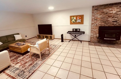Cedar Heights Cottage | Peaceful City Retreat for Family & Groups, 3 parking, pet welcome
