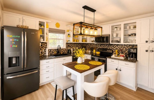 North End House | Peaceful & Cozy Home - Fenced Yards - North End