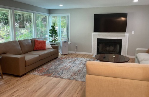 Edmonds House | Peaceful Family Friendly Home with High Speed WIFI in lovely Edmonds