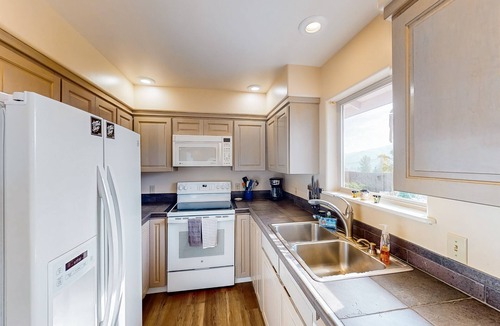 Manson House | Peaceful home with private hot tub & lake views - great location near wineries