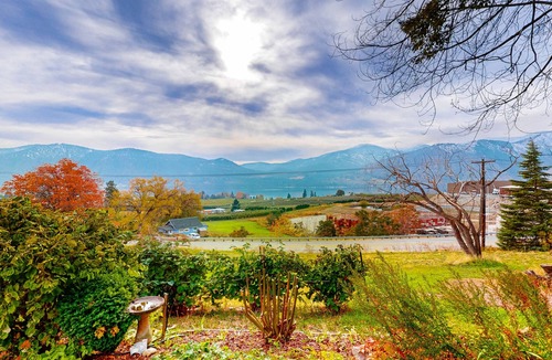 Manson House | Peaceful home with private hot tub & lake views - great location near wineries