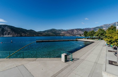 Manson House | Peaceful home with private hot tub & lake views - great location near wineries