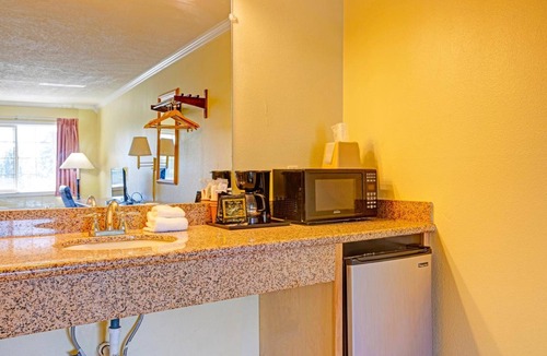 Stevenson Hotel | Peaceful King Room w/Free Parking | Pets Allowed | Free Parking