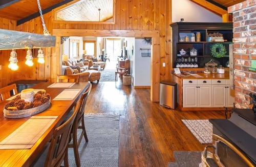 Elk Cabin | Peaceful Lakefront Cabin Retreat on a Quiet & Secluded Lake