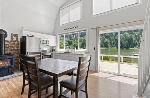 Eatonville House | Peaceful Lakehouse on Ohop
