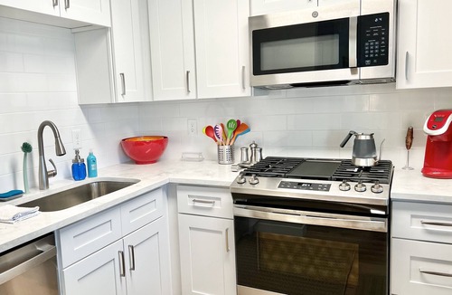 Mount Scott-Arleta House | Peaceful, Newly Renovated Home Away From Home