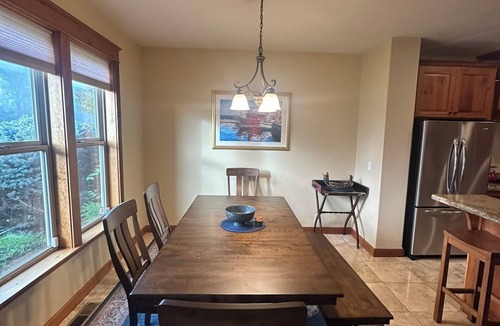 Murphy House | Peaceful Riverside Getaway Grants Pass