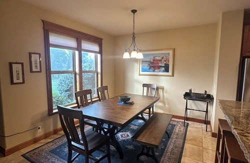 Murphy House | Peaceful Riverside Getaway Grants Pass