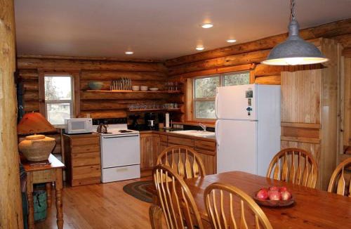 Chiloquin House | Peaceful Waterfront Log Cabin near Crater Lake National Forest, Oregon