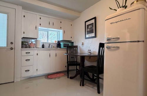 Depot Bench House | Pearl Bungalow- Private Entrance + Yard