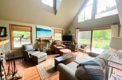 Suttons Bay House | Peek of the Bay
