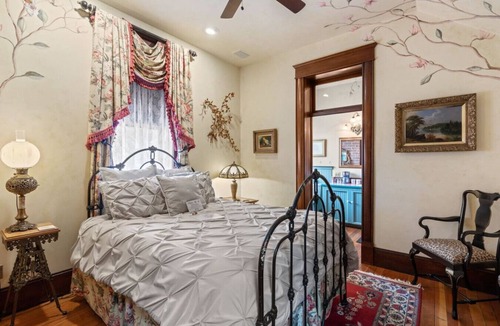 Historic Railroad District Bed & Breakfast | Peerless Hotel Honeymoon Suite 7 + Signature Rm. 6