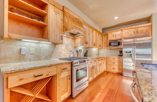 Government Camp Condo | Penthouse condo w/mountain views & shared pool/hot tub - close to ski access