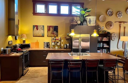 Sequim Apartment | Penthouse in Sequim, Mtn Views, A/C, Workspace