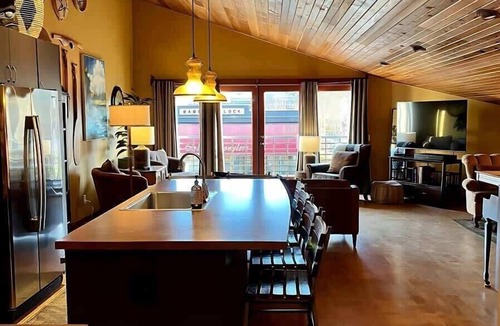 Sequim Apartment | Penthouse in Sequim, Mtn Views, A/C, Workspace
