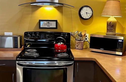 Sequim Apartment | Penthouse in Sequim, Mtn Views, A/C, Workspace