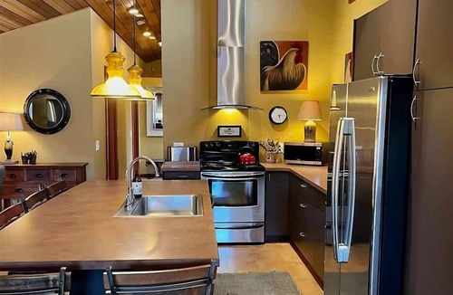 Sequim Apartment | Penthouse in Sequim, Mtn Views, A/C, Workspace