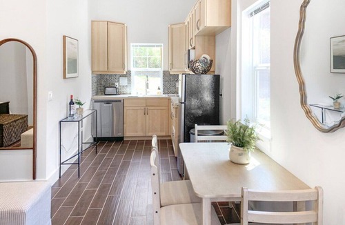 Langley Apartment | Perch - Baker's Acres: Tranquil Studio on View Property