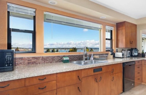Oak Harbor House | Perch - Balda Getaway: Spacious family friendly rambler with harbor view