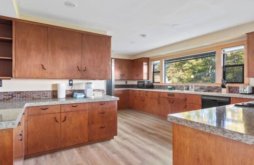Oak Harbor House | Perch - Balda Getaway: Spacious family friendly rambler with harbor view