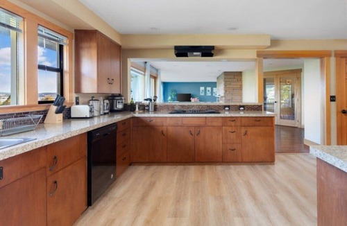 Oak Harbor House | Perch - Balda Getaway: Spacious family friendly rambler with harbor view