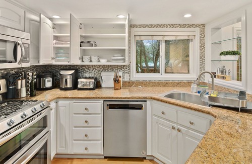 Magnolia House | Perch - Magnolia Manor: Cozy 3bd Family Retreat