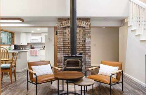 Coupeville House | Perch - Rhododendron Loft: Cozy Getaway, Historic Reserve!