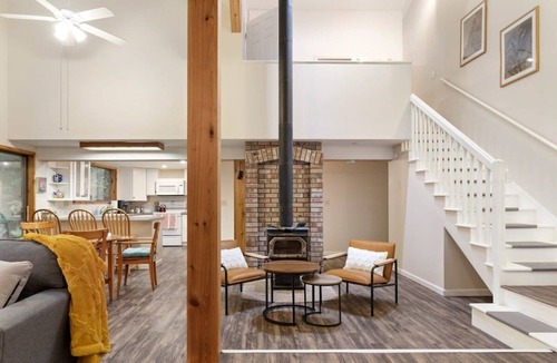 Coupeville House | Perch - Rhododendron Loft: Cozy Getaway, Historic Reserve!