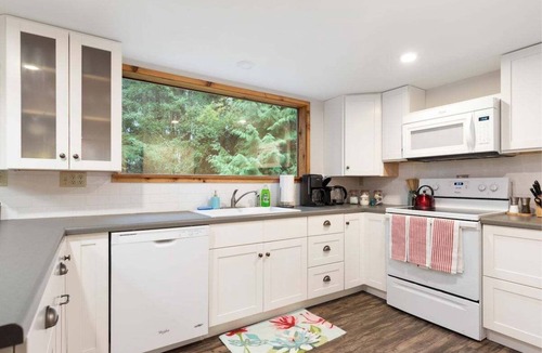 Coupeville House | Perch - Rhododendron Loft: Cozy Getaway, Historic Reserve!