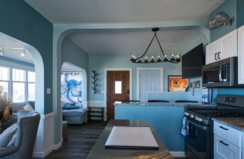 Newport House | Perched at the gateway to Nye Beach, enjoy the beauty of the Pacific!